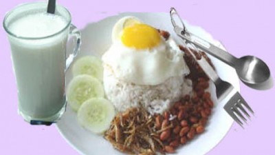 Susu Sapi dan Putihi Telur adalah contoh makanan yang sering menyebabkan alergi