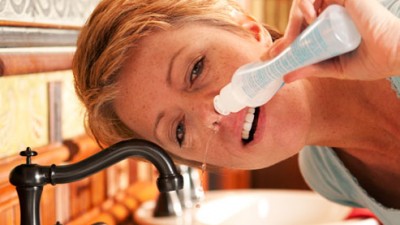 webmd_photo_of_woman_using_nasal_rinse