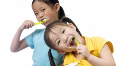 59671_child brushing teeth